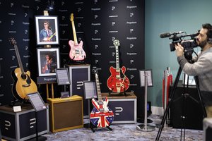 Aukcione už 385 tūkst. dolerių parduota grupės „Oasis“ gitara