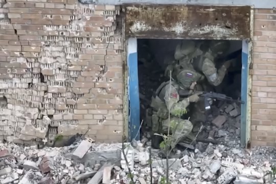 Karas Ukrainoje. Skelbia, kad V. Putinui baigiasi pinigai, idėjos ir kariai – štai ko dabar reikia imtis