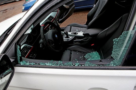 Panevėžio rajone vagys „išrengė“ BMW: padaryta nemenka žala