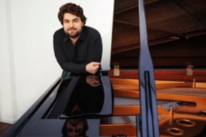 Kitą savaitę – išskirtinis Luko Geniušo koncertas „+1“: kartu gros ir garsus britų elektronikos atlikėjas, ir pianisto žmona