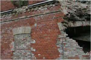 Kauno senamiestyje griuvo remonto seniai nematęs namas: nučiuožė didžioji dalis stogo