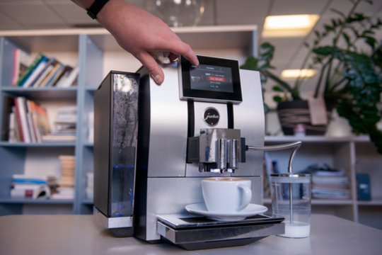 Kaunietei – netikėti spąstai: į kavos aparatą įstrigo pirštas, teko kviesti ugniagesius