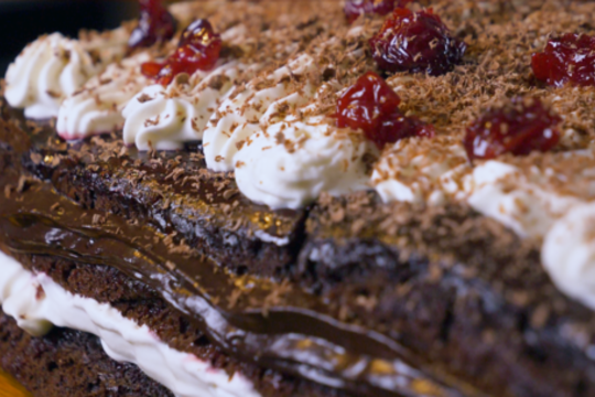 Šiurpiausiai metų nakčiai K. Starkienė kviečia išsikepti tortą „Juodasis miškas“