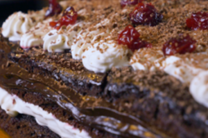 Šiurpiausiai metų nakčiai K. Starkienė kviečia išsikepti tortą „Juodasis miškas“