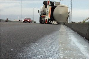 Savaitgalį netrūko didelių avarijų: netoli Šakių išsiliejo 10 tonų pieno, neišvengta susidūrimo su briedžiu