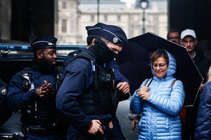 Paryžiaus džiaugsmas dėl Luvro vagystės: policija sulaikė du asmenis