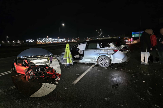 Kraupi avarija A1 kelyje Kaune: automobilis visiškai sumaitotas