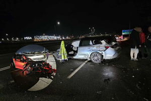 Kraupi avarija A1 kelyje Kaune: automobilis visiškai sumaitotas