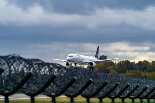 Dronas šalia Vilniaus oro uosto sukėlė visas tarnybas ant kojų: aiškinosi VSD, karo policija ir pareigūnai