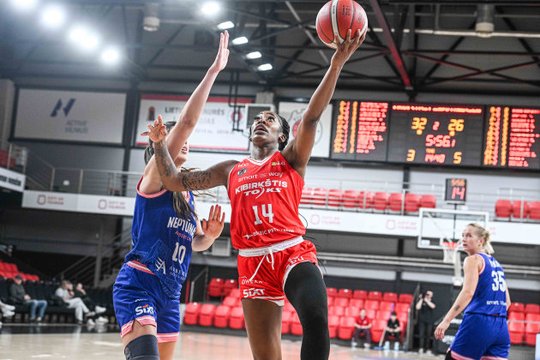 Moterų lygoje „Kibirkštis-TOKS“ dominavo lyderių mūšyje