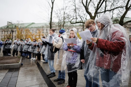 Dar viena protestuojančios kultūros bendruomenės akcija: skambėjo peticiją pasirašiusiųjų vardai
