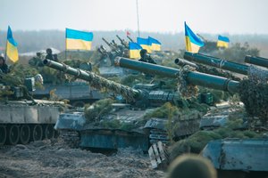 Įvertino Ukrainos ir Rusijos tankų parengtį ir nuostolius: skaičiai niūrus, kaltininkas aiškus