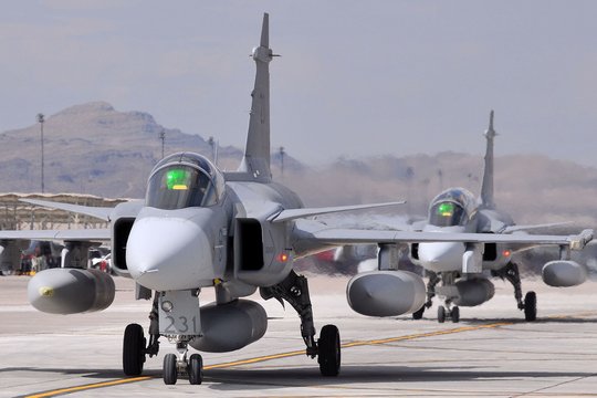 Žiniasklaida: „Saab“ pasirengusi steigti Ukrainoje naikintuvų „Gripen“ gamyklą