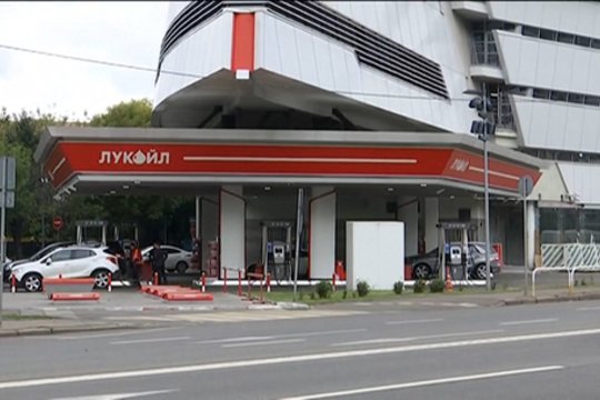 „Lukoil“ skelbia apie parduodamą turtą užsienyje: pradėjo ieškoti potencialių pirkėjų 