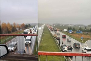 Aplink Klaipėdą – masinės avarijos: „plaukiančiose“ gatvėse nusidriekė didžiulės spūstys