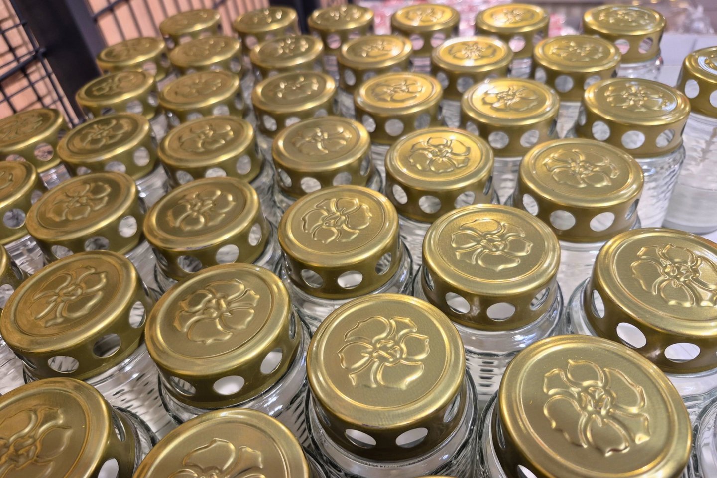 Jau šį savaitgalį Lietuvoje bus minima Visų šventųjų diena ir Vėlinės – laikas, kai kapines užlieja tūkstančiai šviesų.