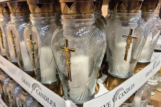 Besiruošiantiems Vėlinių savaitgaliui: žvakių „Lidl“ įsigysite vos už keliasdešimt centų