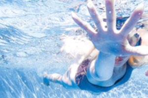 „Jūra vandenynas“: režisierius Jokūbas Brazys kelia bangas Vilniaus senajame teatre