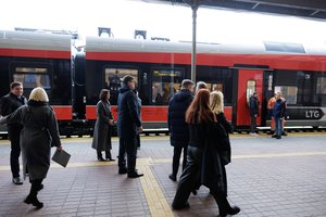 „Lietuvos geležinkeliai“ parodė naują traukinį su neįprasta erdve: jau aišku, kokiais maršrutais važiuos