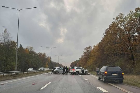 Masinė avarija autostradoje prie Kauno užkimšo eismą važiuojant nuo Vilniaus, nukentėjo žmogus