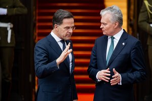 G. Nausėda su NATO vadovu aptarė situaciją dėl iš Baltarusijos leidžiamų balionų su cigaretėmis