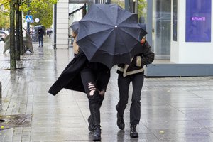 Lietuva – vėjo ir lietaus gniaužtuose: atskleidė, kada galima tikėtis pokyčių