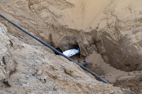 „Hamas“ teigia Gazos Ruože radusi dar dviejų įkaitų kūnus