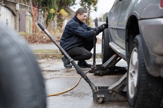 Senka paskutinės dienos padangoms pasikeisti: specialistai tiesiai rėžė, ką galvoja apie universalias