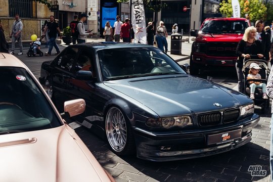 Automobilis, kokio įprastai gatvėje nesutiksite: jūsų teismui – išskirtinis VIP stiliaus 7 serijos BMW