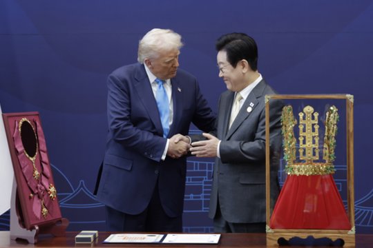 Monarchų mylėtojui D. Trumpui dovanų – Pietų Korėjos karalių kadaise dėvėta aukso karūna