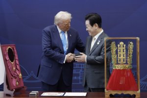 Monarchų mylėtojui D. Trumpui dovanų – Pietų Korėjos karalių kadaise dėvėta aukso karūna