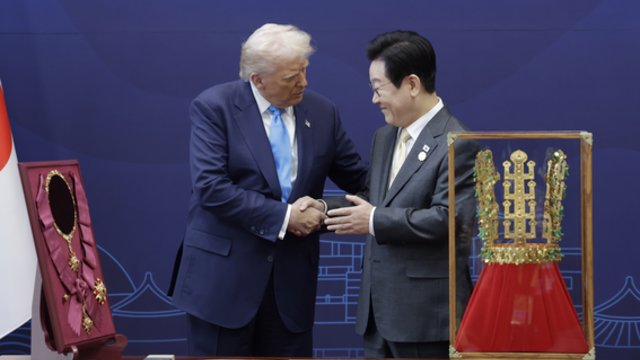 Tobula dovana D. Trumpui: iš Pietų Korėjos – karalių kadaise dėvėta aukso karūnos kopija