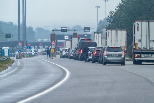 Uždarius sieną su Baltarusija – eilės strigusių vilkikų: vairuotojų grįžimo klausimas itin jautrus