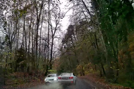 Per plauką nuo didžiulės tragedijos: nesuvaldęs automobilio „Lexus“ jaunuolis rėžėsi į medį ir apvirto