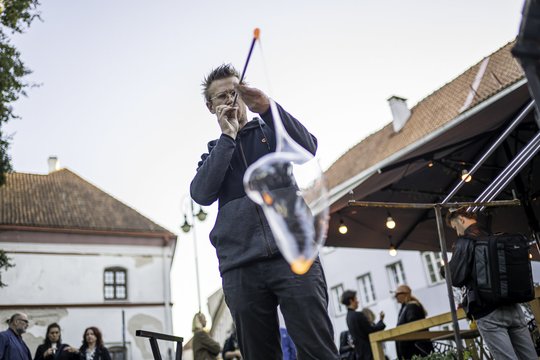 Baigėsi mėnesį sostinės senamiestyje spindėjęs trečiasis stiklo meno festivalis „Ieškok obuolio“