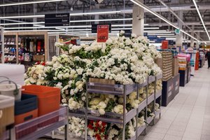 Kapus tautiečiai puošia ne tik gyvomis, bet ir dirbtinėmis gėlėmis: dabar joms „Maximoje“ – 60 proc. nuolaida