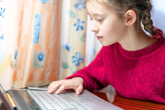 Internete plinta šiurpus „žaidimas“: mergaites verčia žaloti save, artimuosius ir augintinius