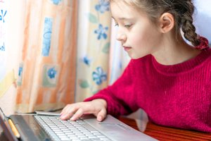 Internete plinta šiurpus „žaidimas“: mergaites verčia žaloti save, artimuosius ir augintinius