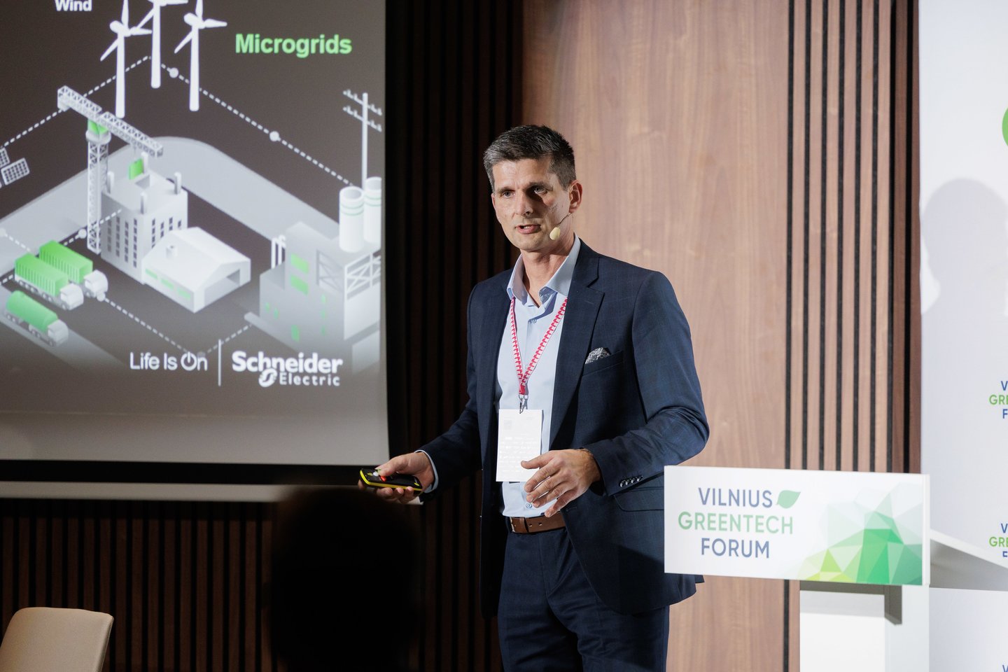 Technologijų (DI) įtakos verslui sesijoje „Schneider Electric“ Skaitmeninio tinklo pardavimų vadovas – Vidurio ir Rytų Europai ir Baltijos šalims Przemyslaw Liman savo pranešime „Nuo duomenų iki poveikio: kaip skaitmeniniai tinklai keičia verslą“ dalijosi, kaip prie to galime prisitaikyti.<br>V.Skaraičio nuotr.