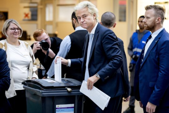 Rinkimai Nyderlanduose: kraštutinių dešiniųjų ir centristų rezultatai apylygiai