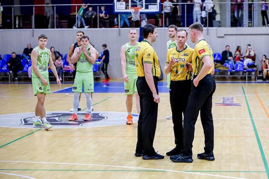 Lietuvoje neteisėtai telefonais pasinaudoję teisėjai nubausti, tačiau komandos protestas nepatenkintas