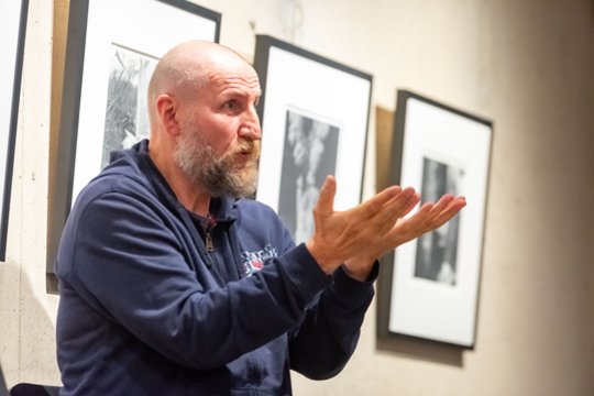 AP galerija išleido žymaus rašytojo Sigito Parulskio pirmąjį fotografijų albumą „Susmulkinta amžinybė“