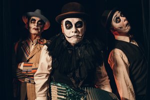 Rodydami vidurinį pirštą putinui, „The Tiger Lillies“ į Vilnių atveža serenadas iš kanalizacijos