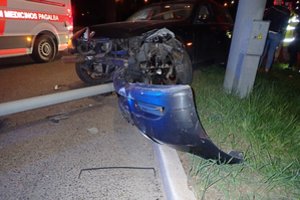 Kauno gatvėmis BMW skriejęs kelių erelis sukėlė šiurpią avariją: rėžėsi į sustojimą, stulpą, sužeidė 2 žmones