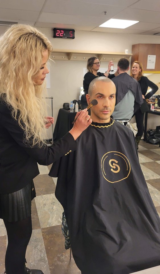 Svajūnė Banuškevičienė, iš arti prisilietusi prie kino industrijos užkulisių, pamatė ir kitą realybę – šlovės pasaulyje netrūksta depresijos, vienatvės ir tuštumos.