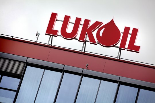 Sankcijų sulaukusi „Lukoil“ parduoda savo užsienio turtą Šveicarijos įmonei
