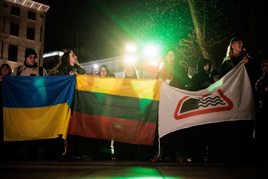 Tęsiantis kultūros bendruomenės protestams, prie Vyriausybės skambėjo lietuviškos dainos