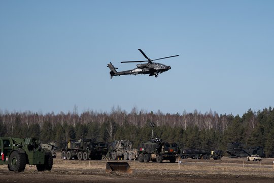 JAV Lenkijai perdavė dar du sraigtasparnius „Apache“