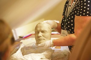 Pomirtinės kaukės, metaliniai vainikai: išnykusios laidotuvių tradicijos, kurių daug kas neprisimena