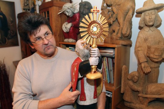 Kryžių meistras iš Garliavos: „Dabar kapinėse pristatyta gausybė „čiulpinukų“